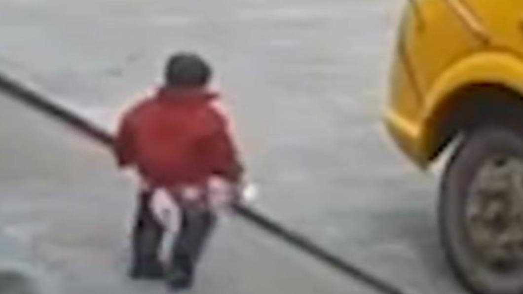 中國大陸湖南省一名1歲半男童遭校車輾斃。（圖／翻攝自@紅星新聞　微博）