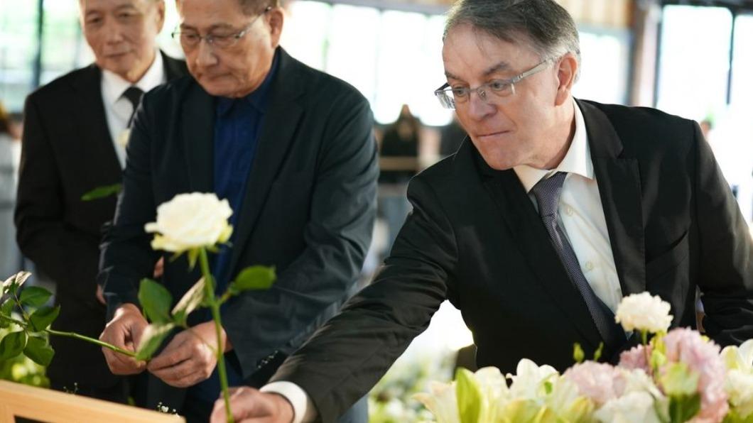 鄭華娟的德籍老公老德特地來台與會，更獻上白玫瑰送別摯愛。（圖／翻攝自滾石唱片臉書）