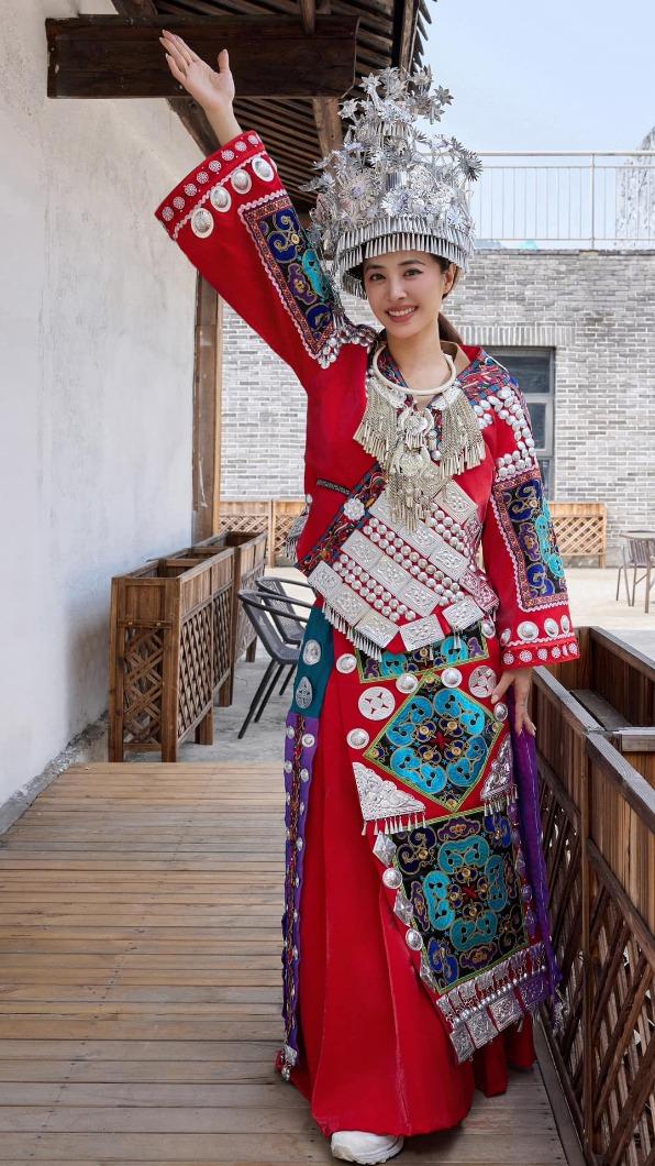蔡依林穿上苗族傳統服飾，相當俏麗。（圖／翻攝自蔡依林臉書）