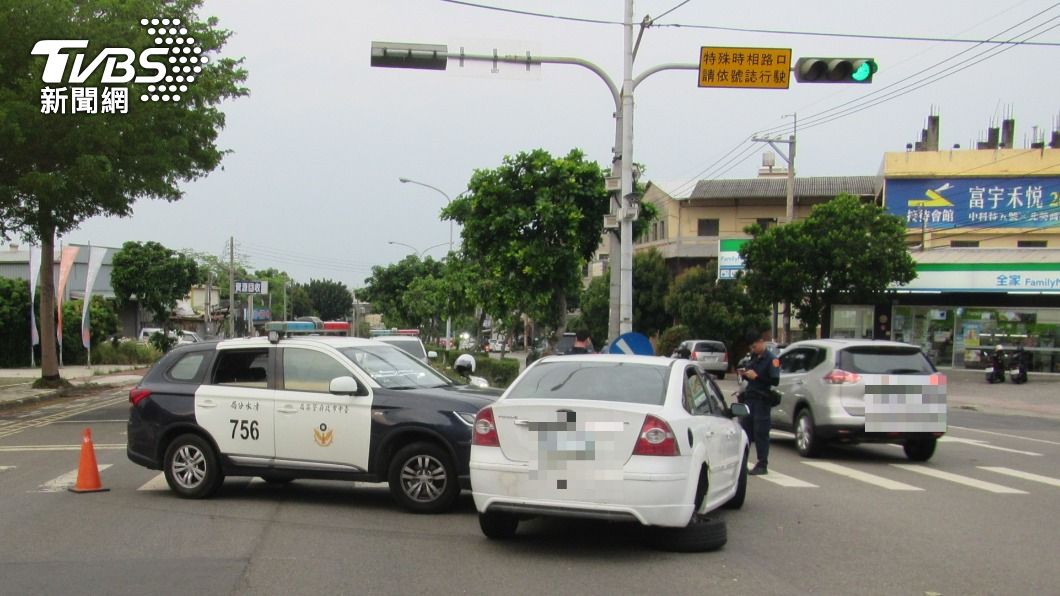 警方攔停轎車。（圖／TVBS）