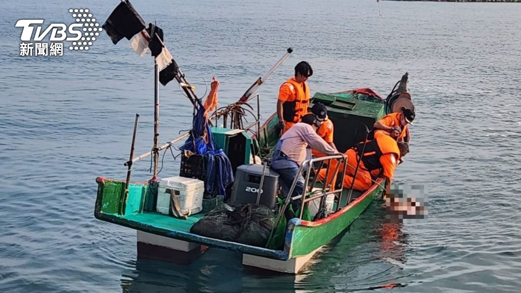 清晨有漁民在左營軍港外海發現有翻覆的艘膠筏及2具男性浮屍。（圖／TVBS）