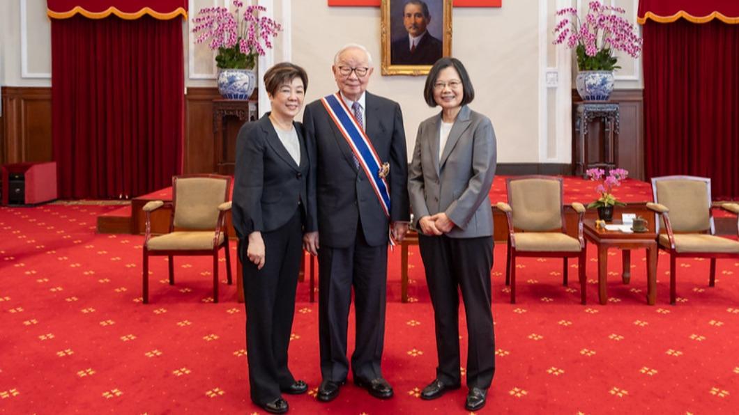 President Tsai honors TSMC’s Morris Chang with top award (Courtesy of Presidential Office) President Tsai honors TSMC’s Morris Chang with top award