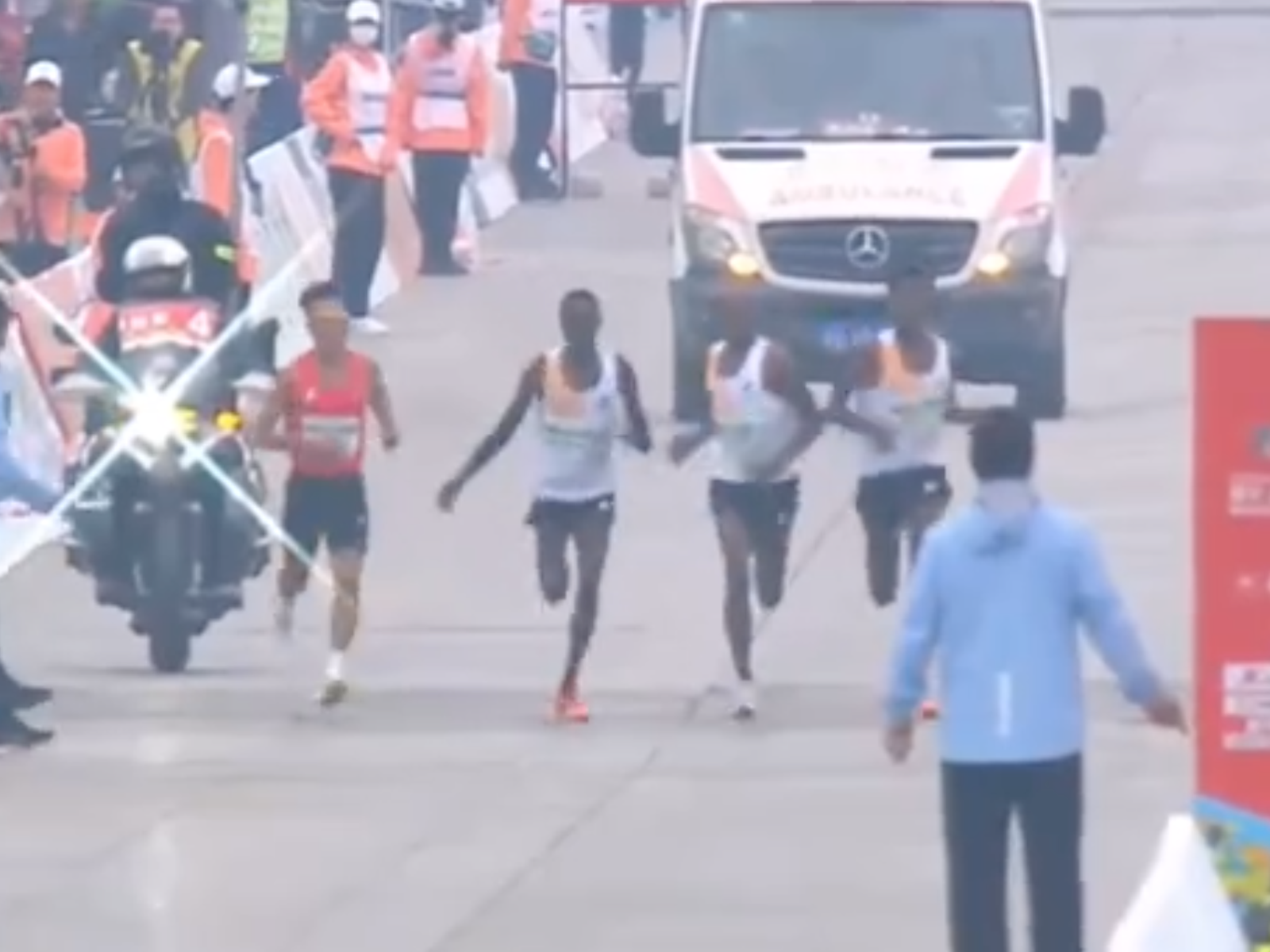 北京半馬「放水」引發爭議，有3名非洲選手減速讓中國選手何傑奪冠。（翻攝自微博）