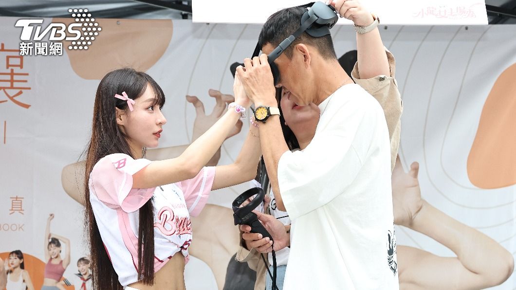 林襄（左）幫粉絲帶VR眼鏡。（圖／張哲鳴攝）