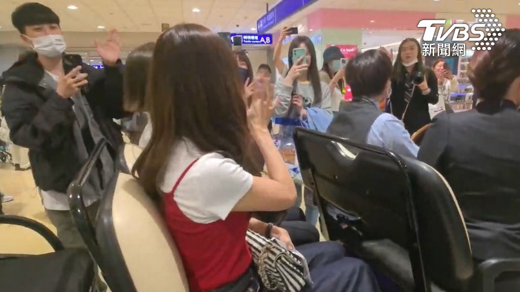 Jessica抵達台灣，沿路跟粉絲打招呼。（圖／TVBS）