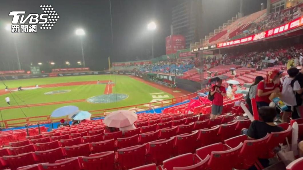 氣象署發布災害性天氣通報，台北天母棒球場賽事因雨暫停。（圖／TVBS）