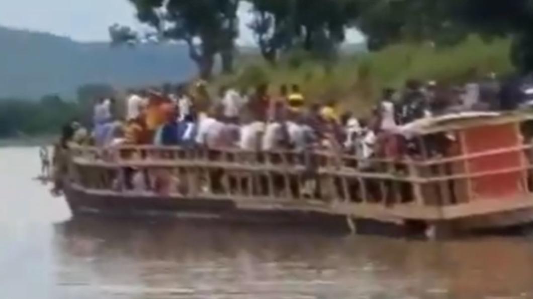 中非共和國木船塞了300人。（圖／翻攝自 X@lsiafrica）