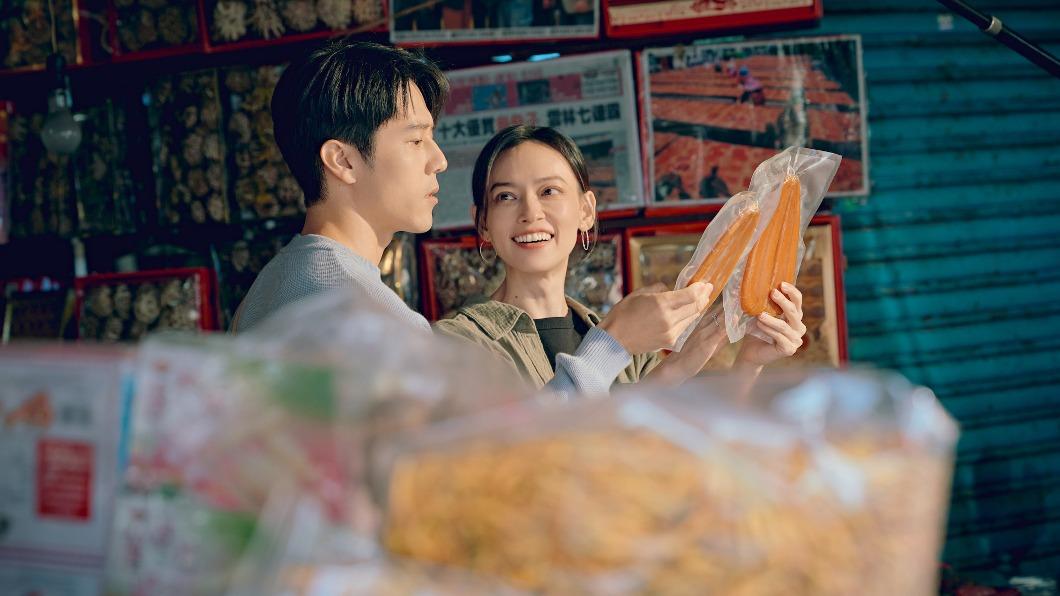 胡宇威日前與劇中的未婚妻姚以緹現身迪化街、南門市場拍攝。（圖／公視提供）