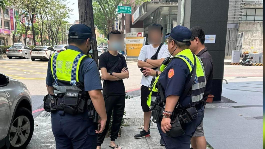 台中南屯起行車糾紛，休假員警前來幫女友家人喬車位。（圖／翻攝自爆料公社公開版臉書）