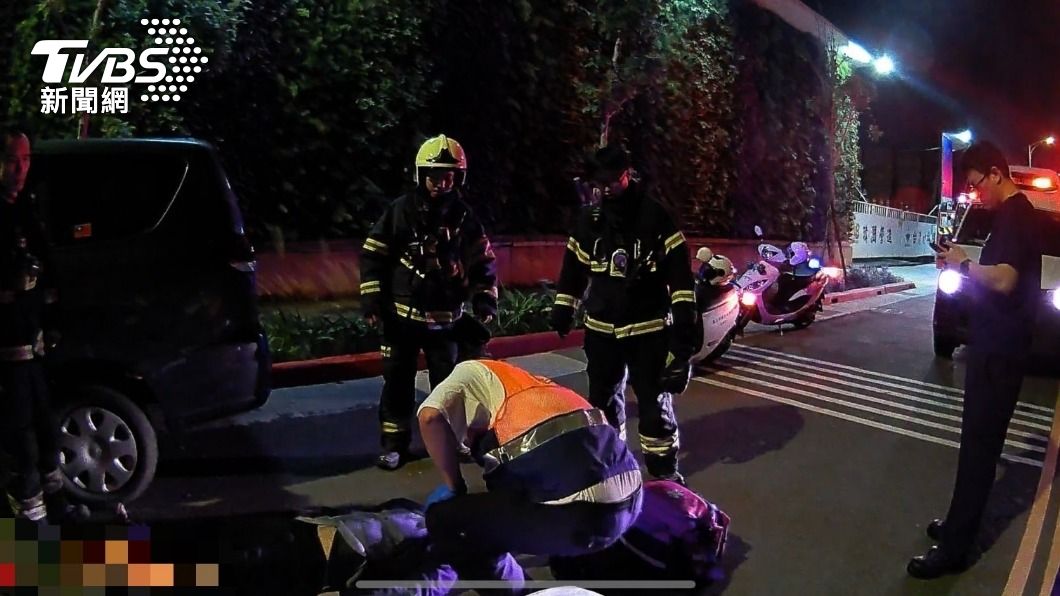 阿哲在車內昏迷，警消到場搶救。（圖／TVBS）