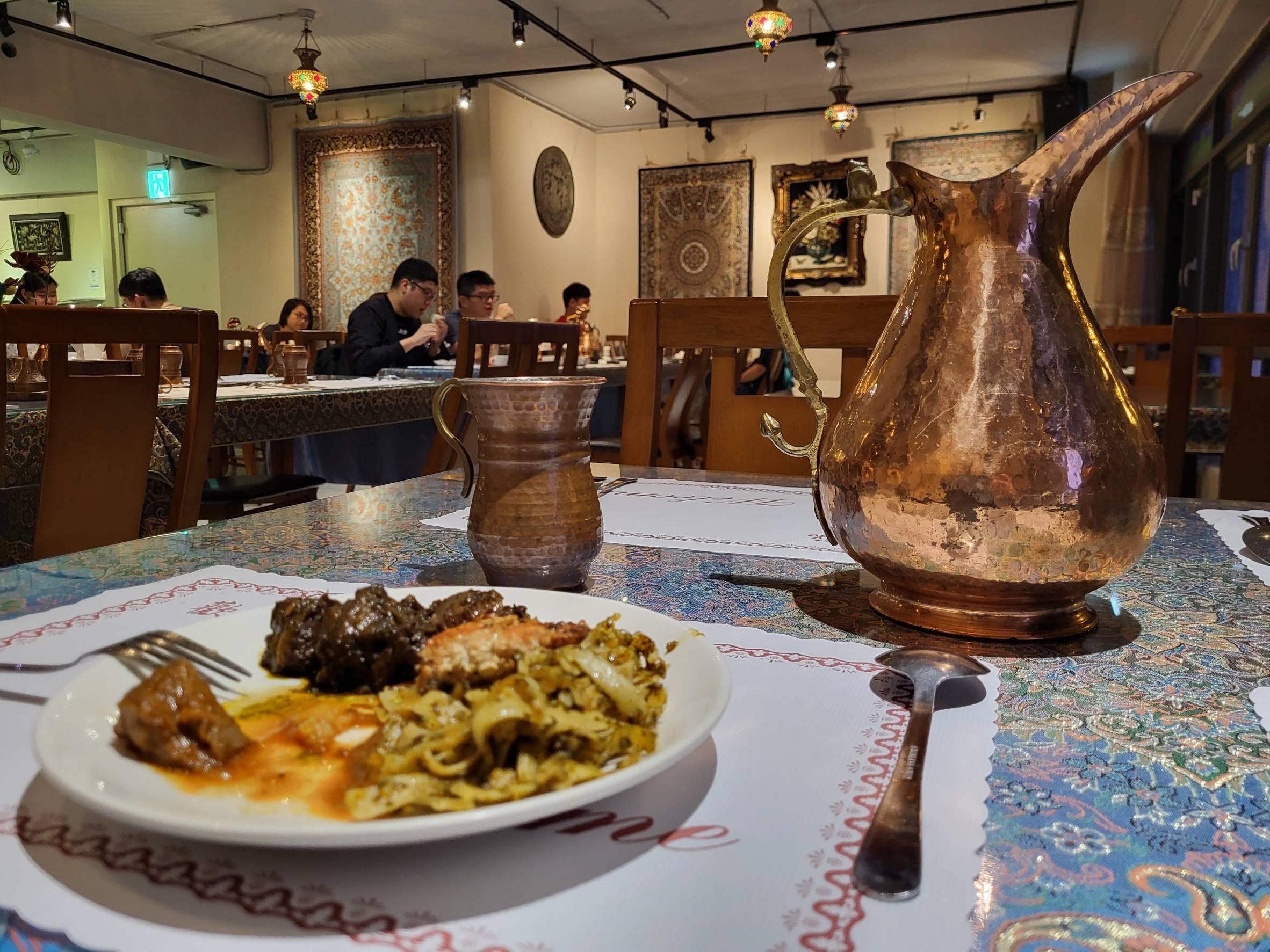 一千零一夜廚房採自助式，菜色皆為伊朗風格。（圖／張良瑜攝）