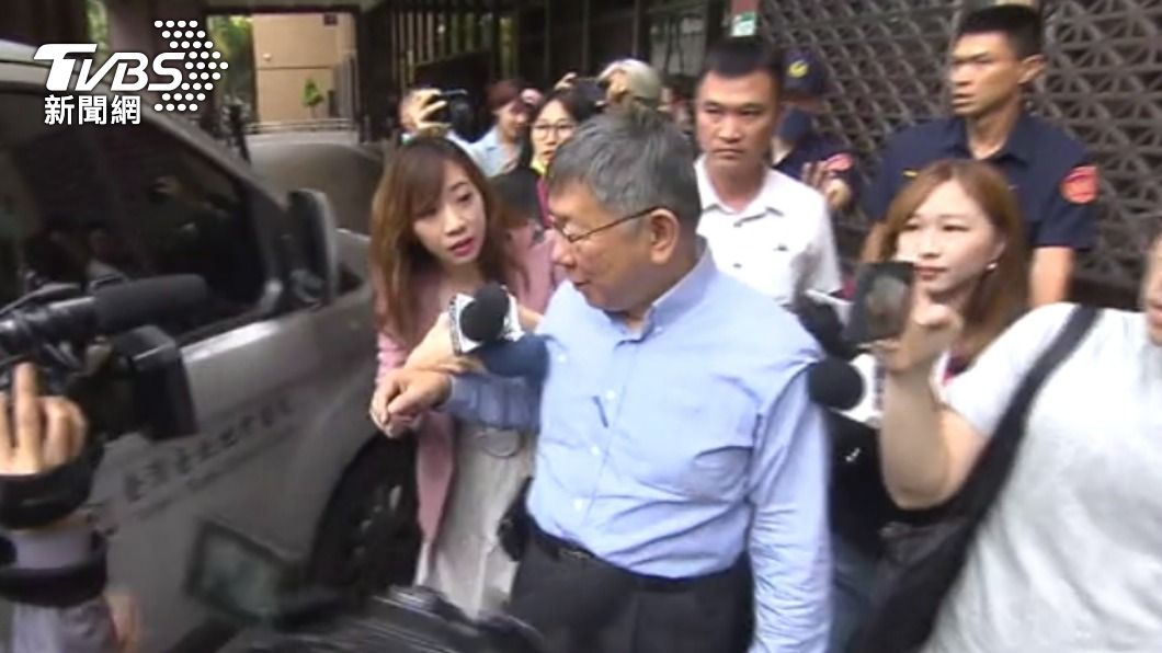 柯文哲現身台北地檢署即遭媒體包圍。（圖／TVBS）