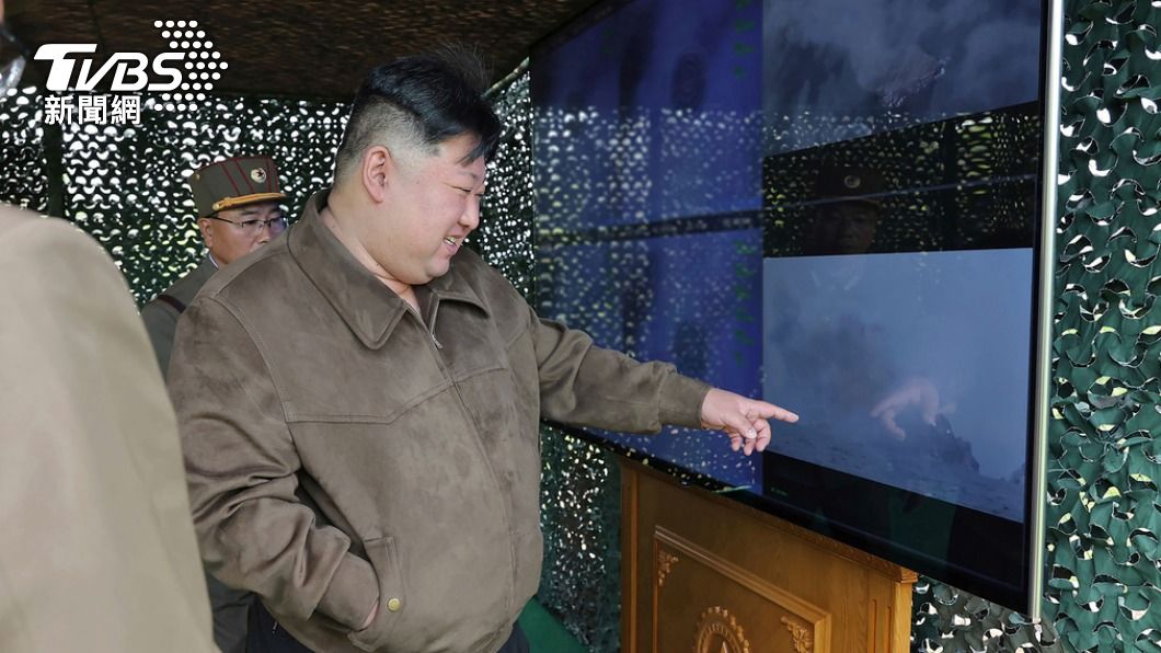 北韓最高領導人金正恩視察核反擊模擬戰術訓練。（圖／達志影像美聯社）