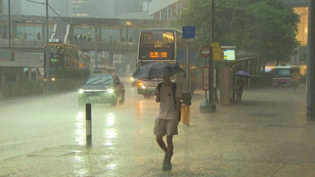 華南雷雨帶東移，香港一度發黃色暴雨預警。（圖／翻攝自 TVB）