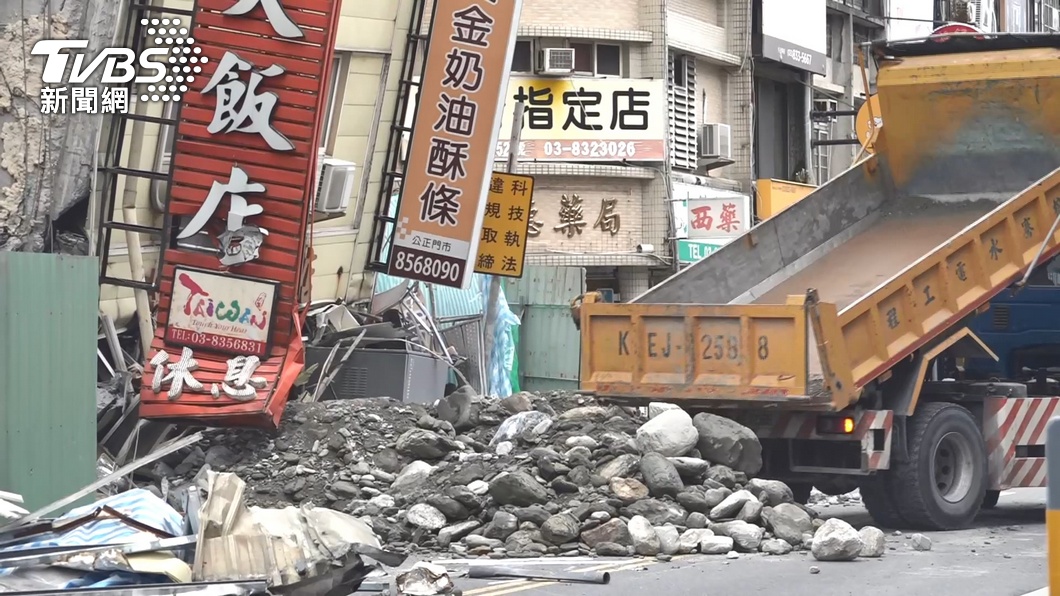 Series of Hualien quakes leads to 4 building collapses (TVBS News) Series of Hualien quakes leads to 4 building collapses
