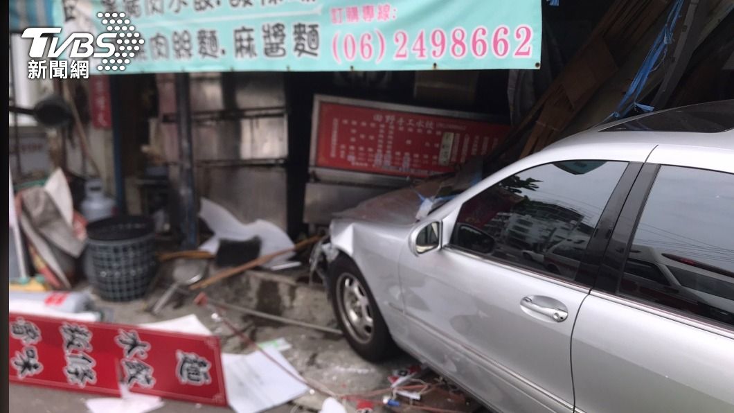 小客車突然暴衝撞入店面，造成兩名員工受傷送醫。（圖／TVBS）