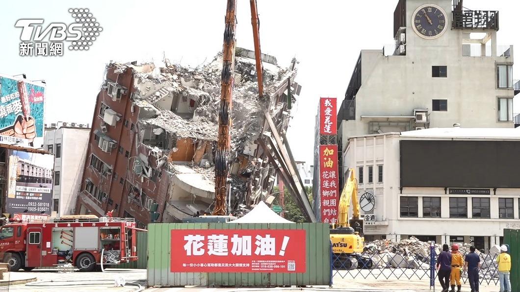 花蓮403地震造成天王星大樓嚴重傾斜。（圖／TVBS資料畫面）