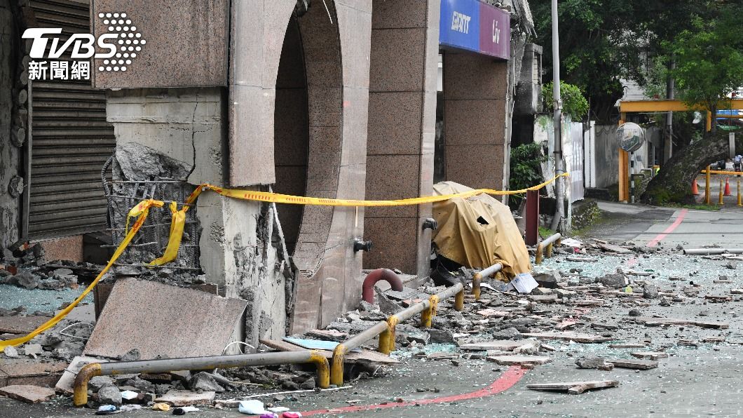 今（23）凌晨的地震導致花蓮大樓倒塌，不少民眾也因連續地震嚇到不敢睡。（圖／胡瑞麒攝）