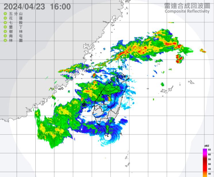 雷達回波圖可以看到，鋒面逐漸靠近影響，越晚雨勢越大。（圖／氣象署）