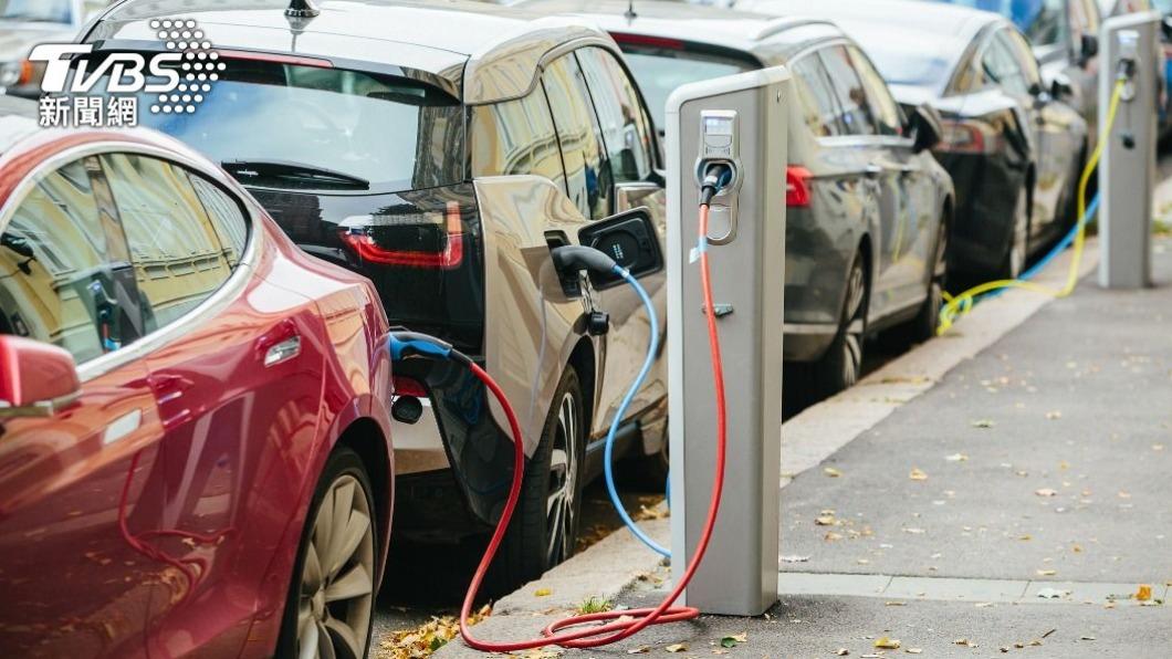 國際能源總署（IEA）估計電動車和插電式混合動力車（plug-in hybrid car）再10年將占全球車輛銷量2/3。（示意圖／shutterstock 達志影像）