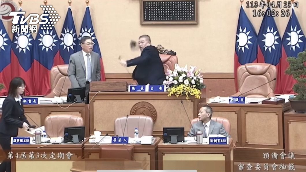 國民黨籍議長蔣根煌在主席台爆氣，朝台下扔擲手機。（圖／TVBS）