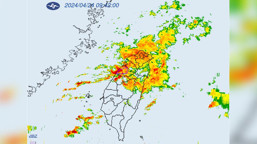 中央氣象署於今（24）日上午10時13分針對臺中市、苗栗縣、新竹縣發布大雷雨即時訊息。（圖／氣象署）