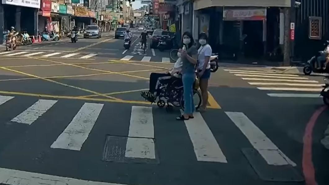 輪椅阿嬤與兩名女子尷尬卡在路邊，遭到8台車輛無視不禮讓。（圖／翻攝自  翻轉台灣交通違規交流平台）