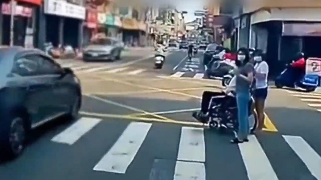 輪椅阿嬤與兩名女子尷尬卡在路邊，遭到8台車輛無視不禮讓。（圖／翻攝自  翻轉台灣交通違規交流平台）
