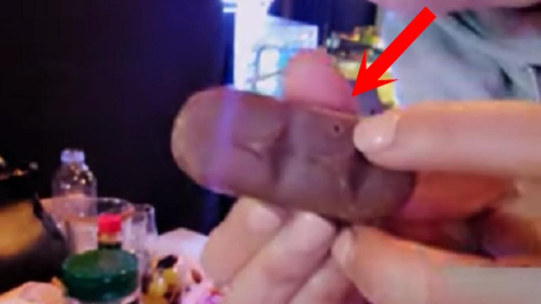 一名韓國女直播主到梨泰院開直播，並收到詭異巧克力。（圖／翻攝自YouTube）