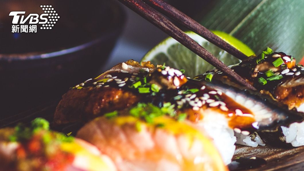 美國一名婦人食用的壽司中因「羊肚菌沒煮熟」而造成食物中毒死亡意外。（示意圖／Shutterstock達志影像）