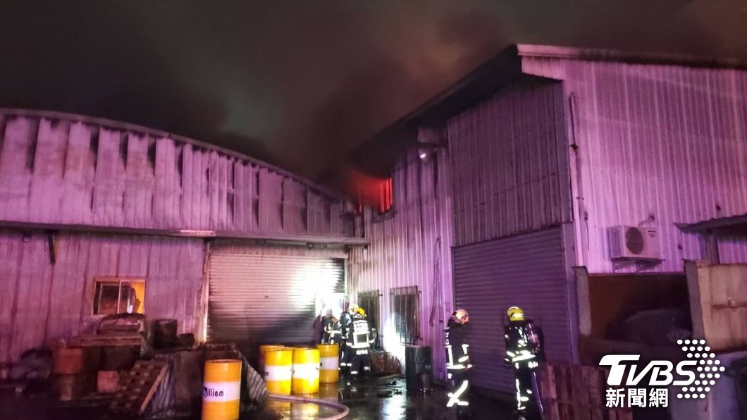 台中鐵皮工廠全面燃燒　68人急灌救
