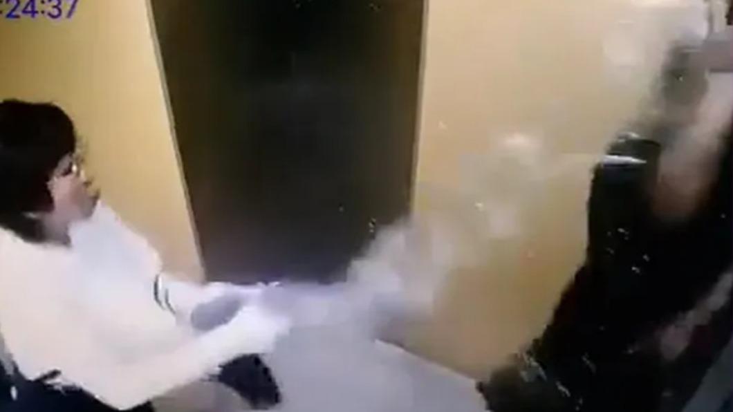 一名患有唐氏綜合症的33歲印度籍在搭電梯時，才剛踏進電梯內，就遭到華裔女鄰居余素琪潑熱水。（圖／翻攝自YouTube）