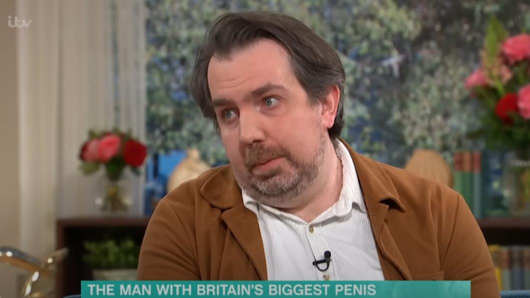 現年40歲、「英國最巨根男性」巴爾坦言，自己的30公分其實讓他很困擾。（圖／翻攝自iTV節目影片）