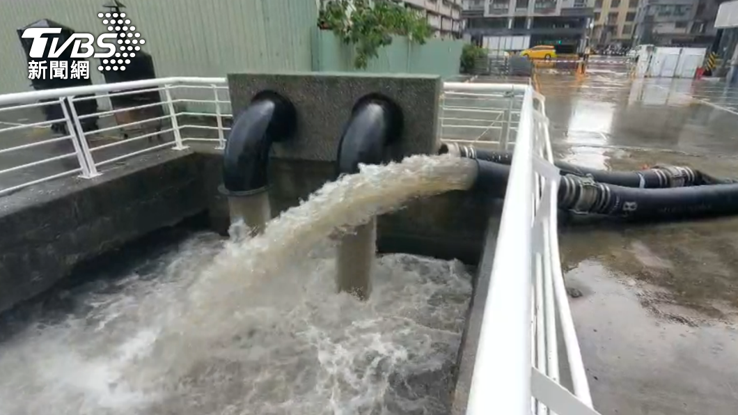高雄市水利局對降雨量較大區域，進行抽水機組作業。（圖／TVBS）
