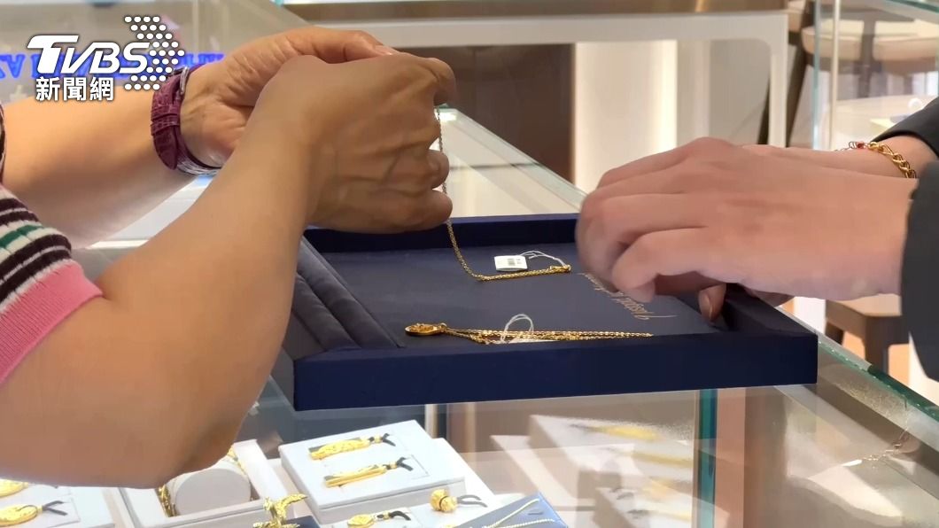 珠寶店員透露會偷吃的男人有幾種跡象。（圖／TVBS）