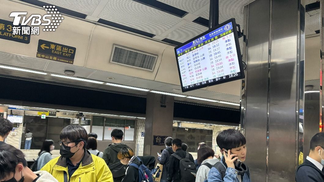 台北車站月台目前有三個資訊看板，一個為吊掛在中間柱子的液晶螢幕。（圖／葉韋辰攝）