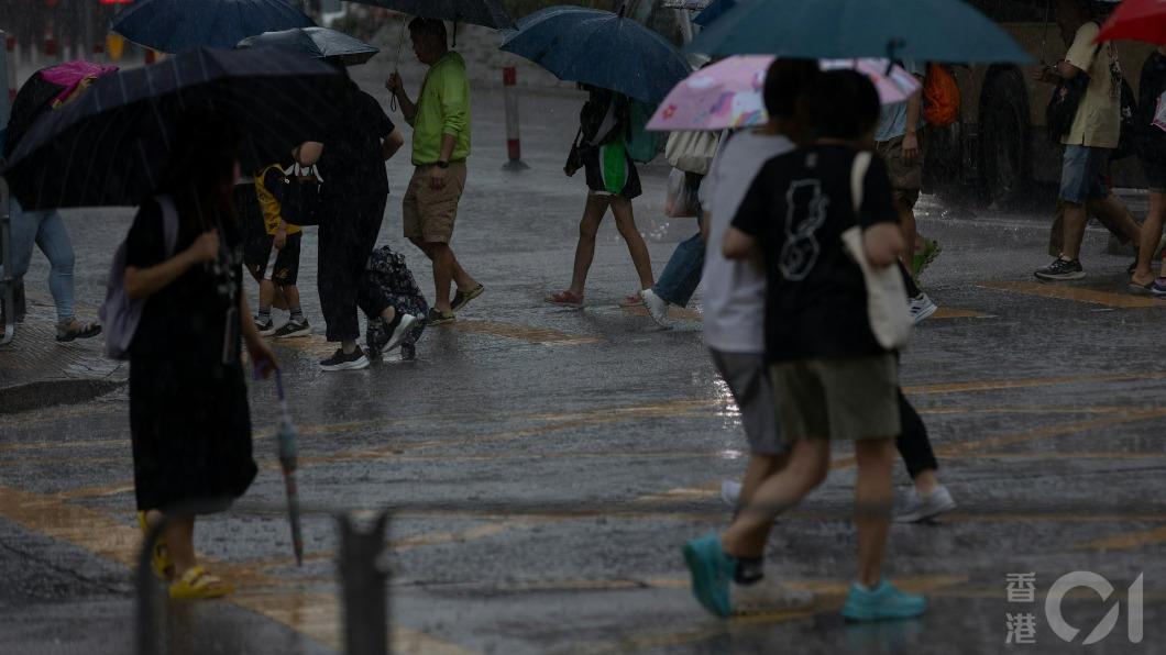 香港受低氣壓影響出現暴雨。（圖／香港01）