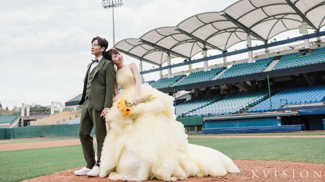 謝京穎、張書偉到棒球場拍攝婚紗照。（圖／KVISION海外婚禮婚紗攝影團隊提供）