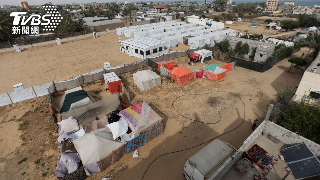 （以色列軍方已經在拉法以北打造大片帳篷營地，準備收容聚集在拉法的大批難民。圖／RTS）
