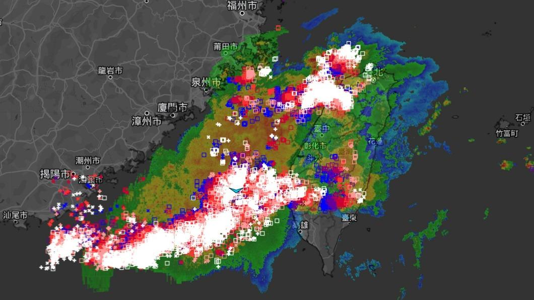 目前強對流分別位於竹苗沿岸、西南方海面，閃電仍然很活躍。（圖／天氣風險 WeatherRisk）