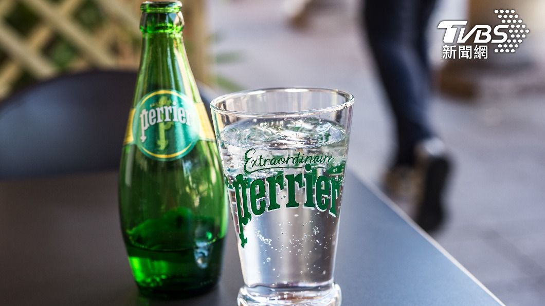 法國礦泉水品牌沛綠雅（Perrier）疑遭到「糞便」細菌污染。（示意圖，非當事畫面／shutterstock達志影像）
