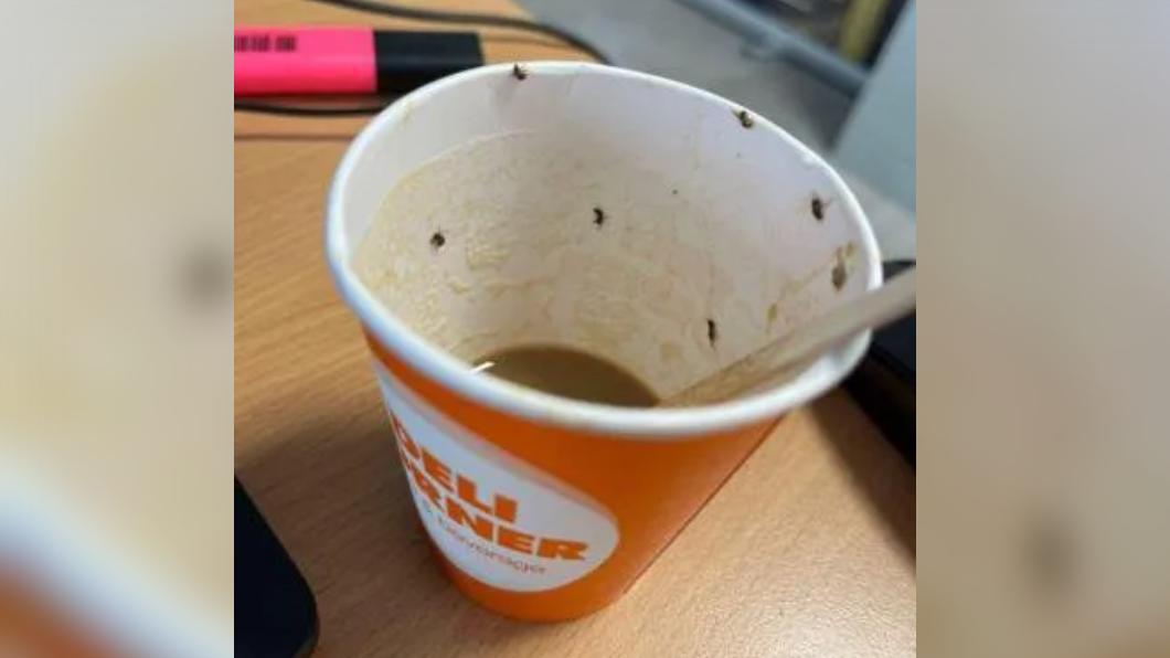 女子喝的咖啡杯內爬著大量黑色蟲子。（圖／翻攝自每日郵報）