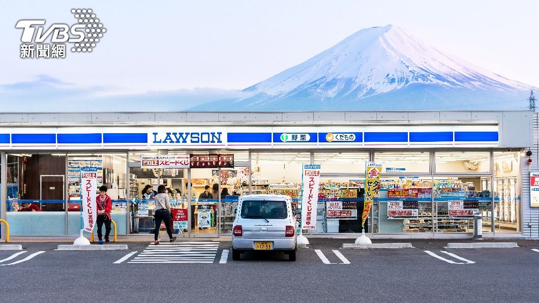 LAWSON超商前可拍到富士山美景，成為一熱門打卡點。（示意圖／shutterstock達志影像） 
