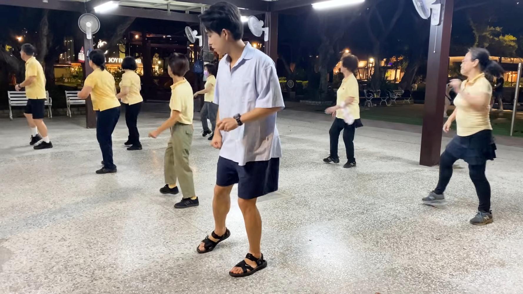 崔庠燁曾偷跑去台灣的公園，跟阿姨一起跳舞。（圖／翻攝自LUCY ISLAND YouTube）