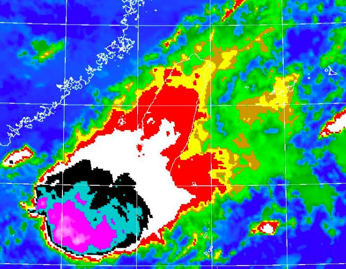 色調強化衛星雲圖可以看到，海峽南部對流雲系發展明顯，紫色區塊中尺度對流若伴隨雷雨胞移入，可能會為南部帶來劇烈降雨，請注意。（圖／氣象署）