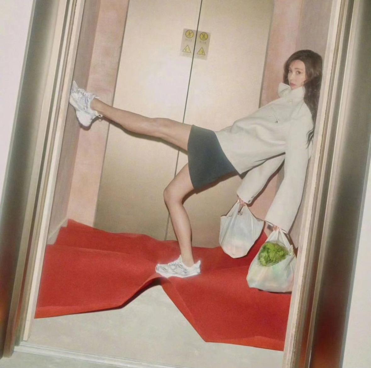 林志玲拿著菜籃在電梯內拍照。（圖／翻攝自林志玲IG）