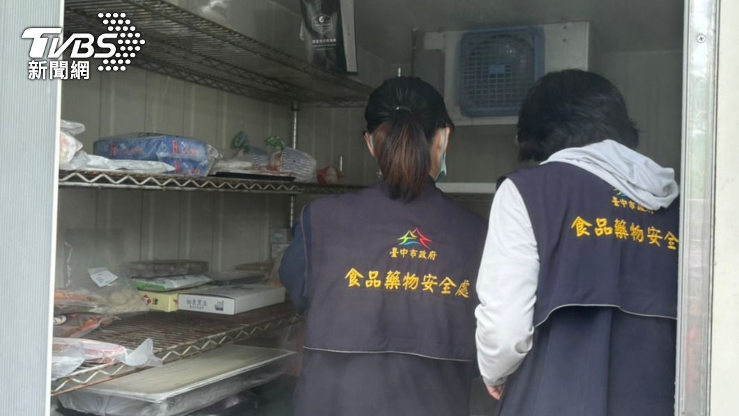 食安處人員到餐廳冷凍庫稽查牛肉的期效。（圖／TVBS）