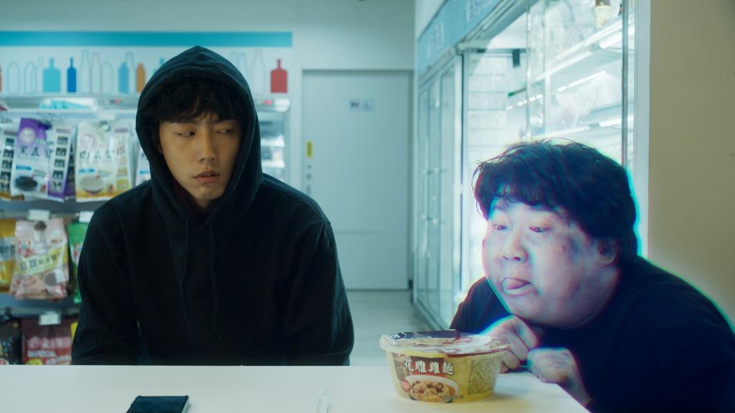 蔡凡熙（左）飾演聞得到阿飄的通靈少年，常有孤魂野鬼找上門求助讓他很困擾。（圖／逆光電影股份有限公司提供）