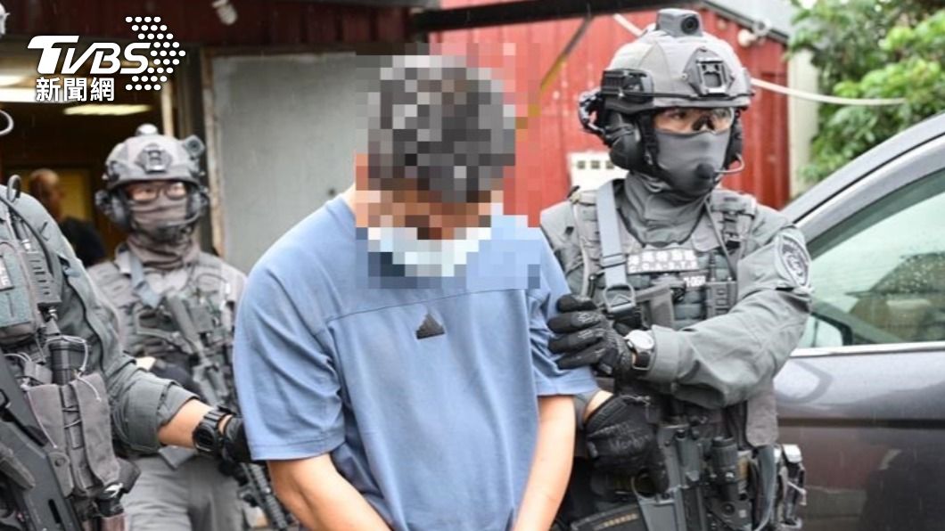 陳男幕後策劃多起偷渡案釀成3死，於昨日於新竹某處偏僻鐵皮屋內被壓制逮捕。（圖／TVBS）