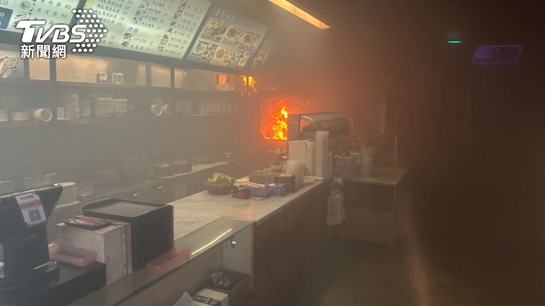 台南市北區立賢一路餐廳驚傳火警，後廚房煎台突然起火燃燒。（圖／TVBS）